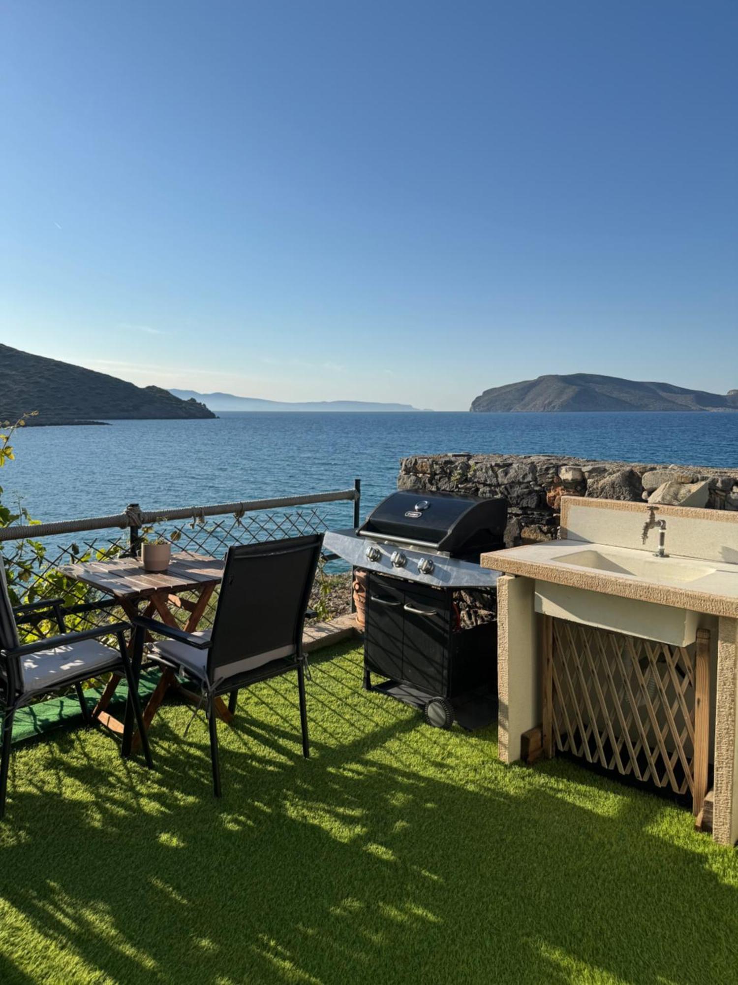 Tholos Alexandra's Beachfront House בית נופש Kavoúsion