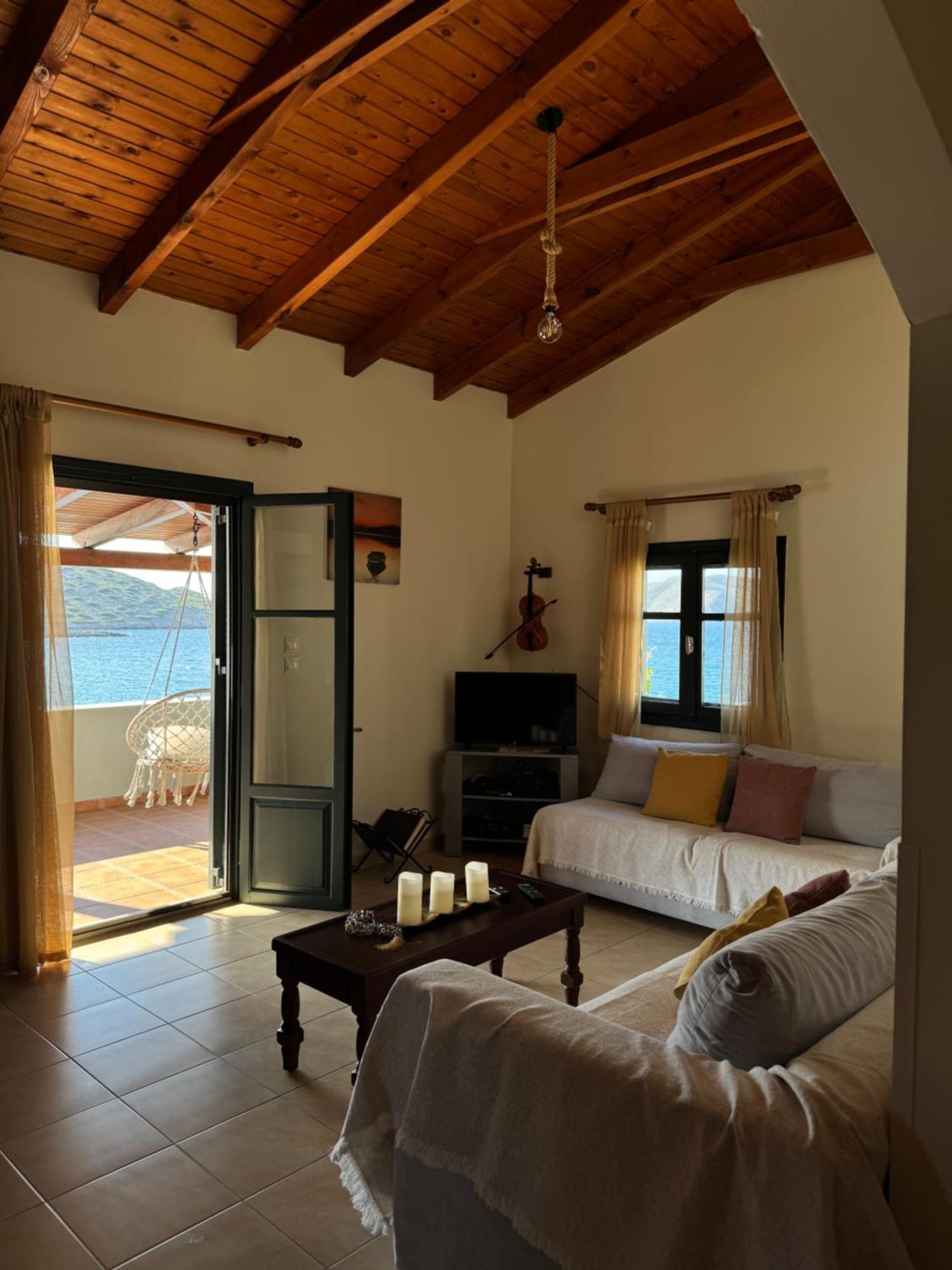 Tholos Alexandra's Beachfront House בית נופש